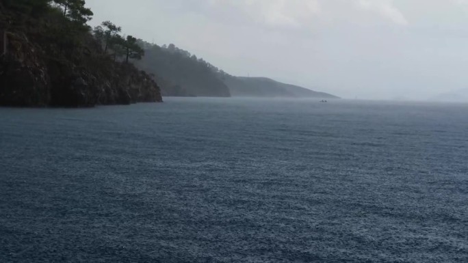 海上雨天，水滴落水，大雨倾盆，风雨交加