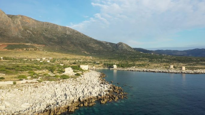 地中海沿岸的欧洲泰纳雷角、希腊伯罗奔尼撒半岛、马尼岛在夏天阳光明媚的一天。