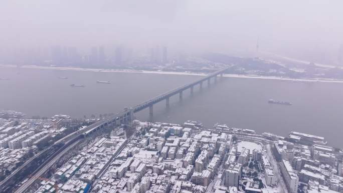 大雪下的武汉长江大桥