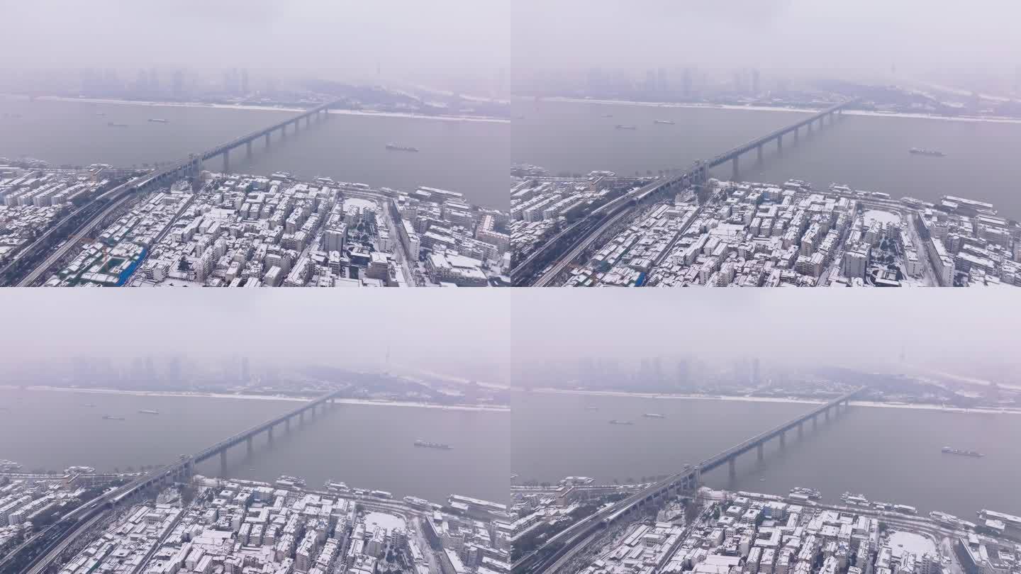 大雪下的武汉长江大桥