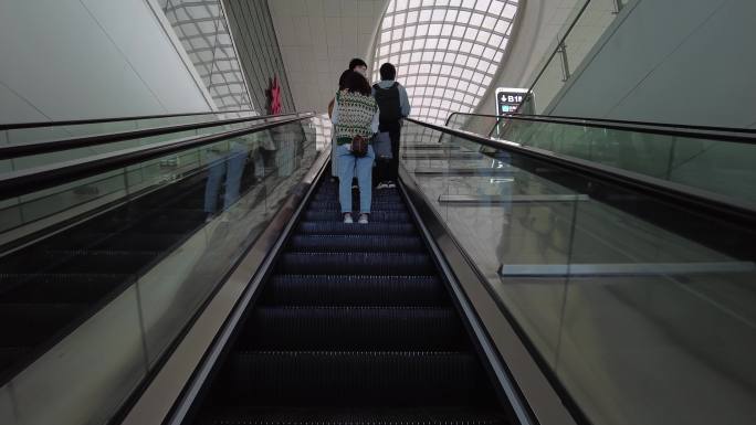 杭州火车东站进站口乘坐电梯运镜镜头