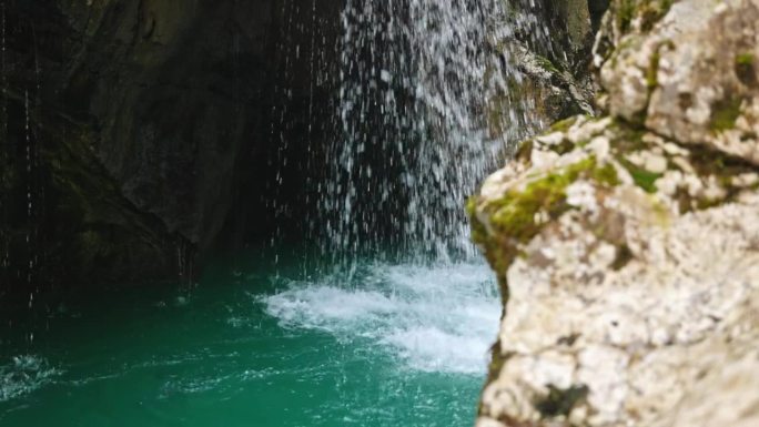 绿松石水上的慢动作瀑布。斯洛文尼亚的索卡河。