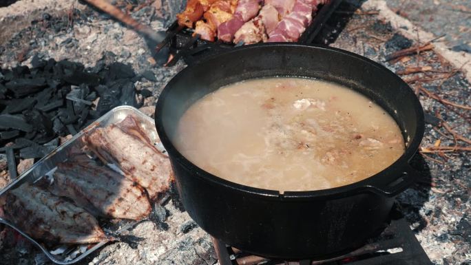 库利什在火上准备。烧烤时间。野餐时间。火煎肉