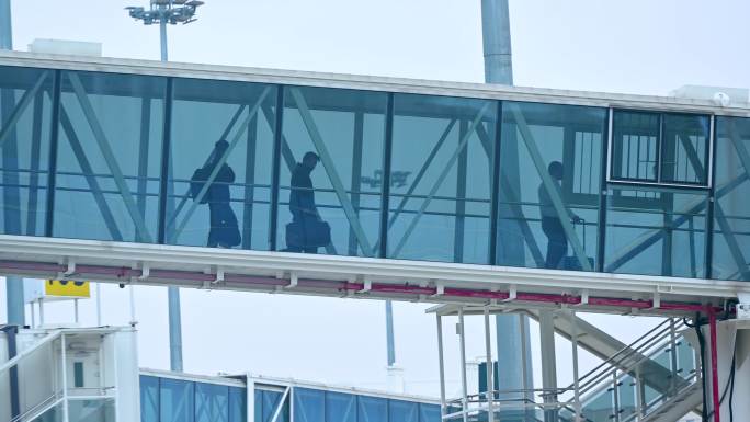 机场玻璃廊桥旅客登机下飞机