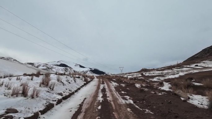 冬山红泥窄路