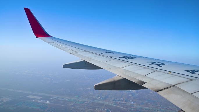 飞机在高空云层上飞行巡航俯瞰地面