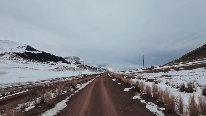 冬山红泥窄路