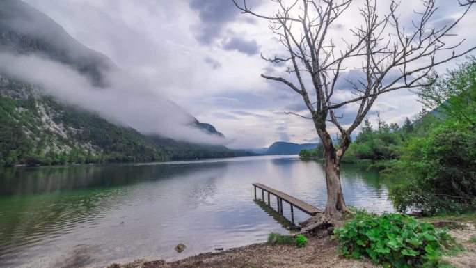 时间流逝的云在宁静的河。波希尼湖，斯洛文尼亚