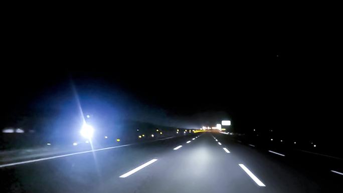 夜间高速公路开车倒后镜