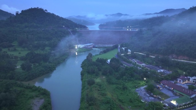 ▽被雾封住的邦朗水坝的空中无人机日出场景=距离曼昂区58公里的雅拉省班南萨塔区宽安邦朗街道的部分地区
