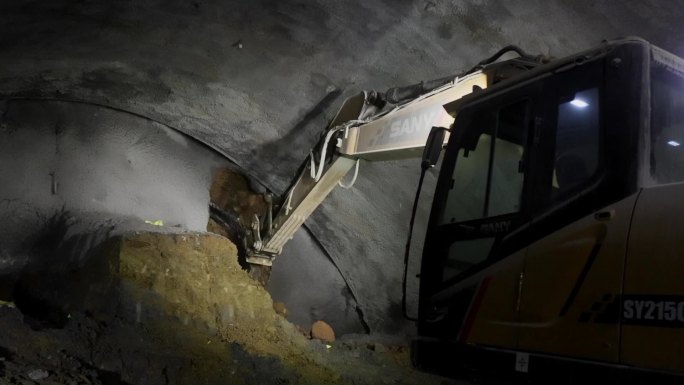 隧道施工开挖打孔贯通打通延时