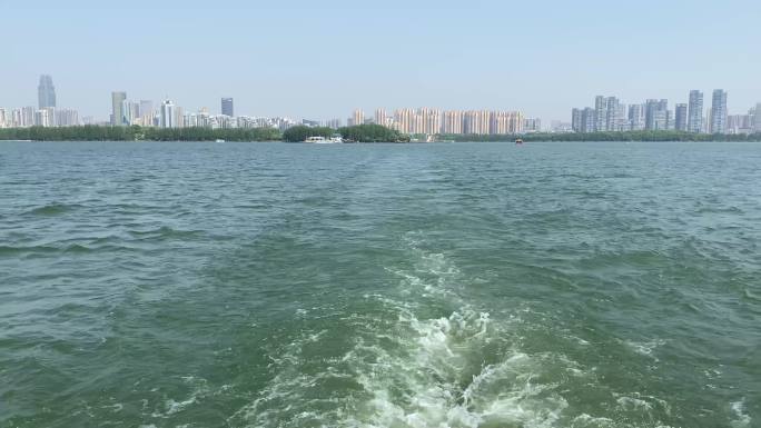 航行在湖北武汉的东湖，武汉城市天际线