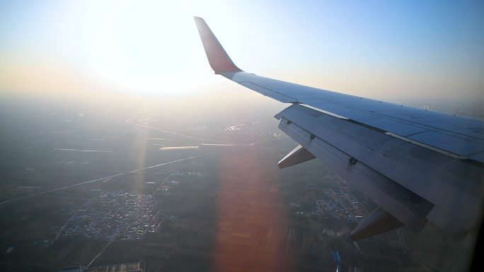 飞机在高空云层上飞行巡航俯瞰地面