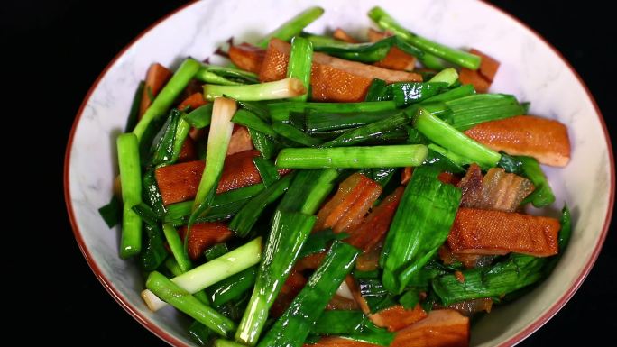 蔬菜 咸肉炒大蒜  盘子里腊肉炒大蒜