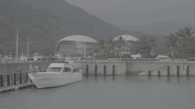 海南三亚海边海浪摩托艇皮划艇海景机场人群