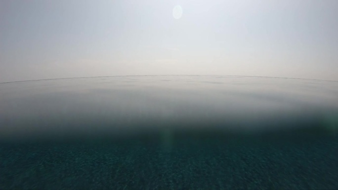 夏季室外游泳池的水波面，天空中有云的运动场景