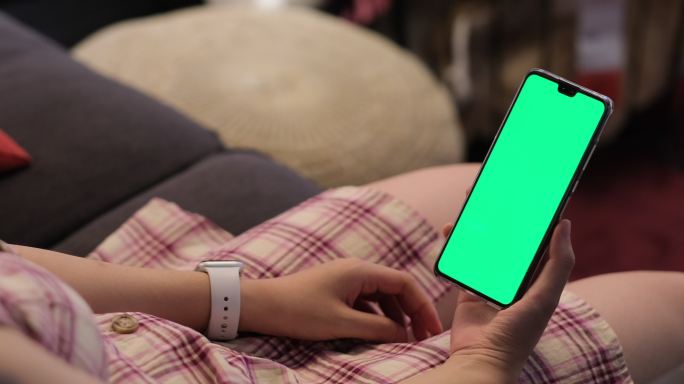 在家里使用绿色屏幕智能手机