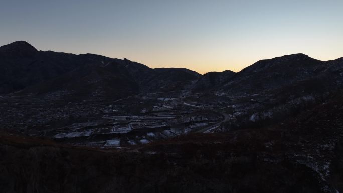 翻山雪景晨晖