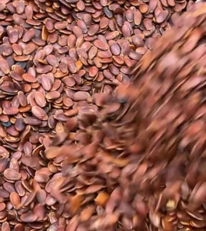 可可豆由农民收割并在阳光下晒干。可可豆，或经发酵后在干燥平台上干燥的可可豆。