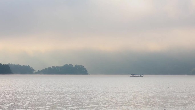 宁静的湖雾之旅