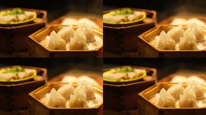 热气腾腾的水晶蒸饺的特写，传统广东小吃