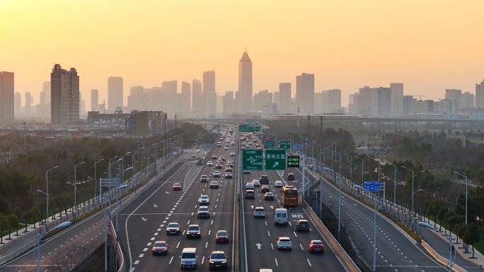 落日下的城市高架公路车水马龙 南通