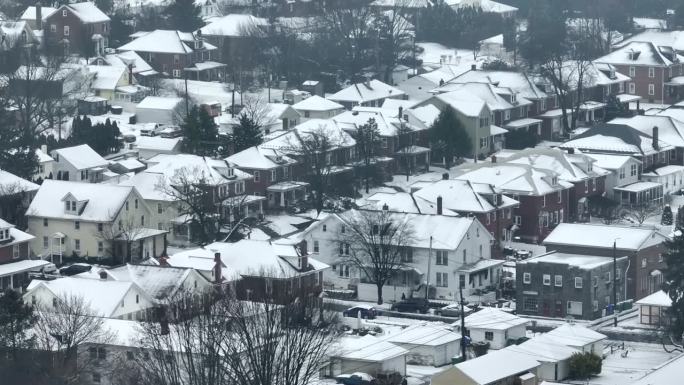 美国郊区的航拍照片。多雪的冬季环境有许多房子。
