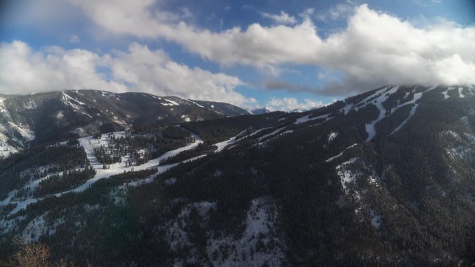 白杨高地延时阿贾克斯滑雪道运行酪乳雪堆栗色钟金字塔峰落基山脉冬季蓝天多雪多云雾运动风景优美的景观