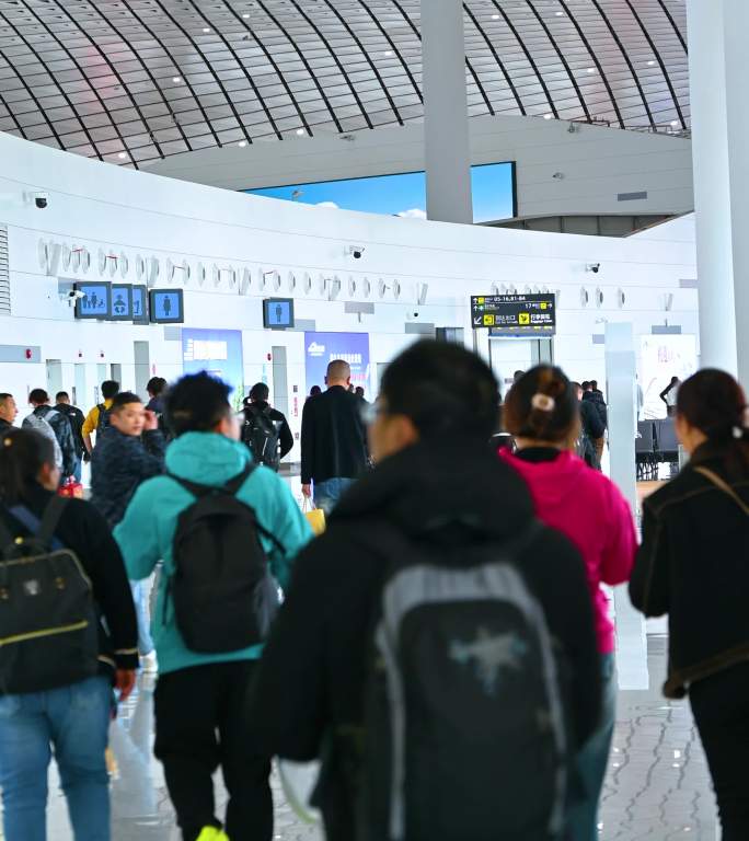 机场刚下飞机的旅客人群