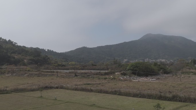 阴天的田野拉近拉远航拍