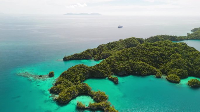 空中无人机拍摄的斐济群岛湾浅珊瑚礁