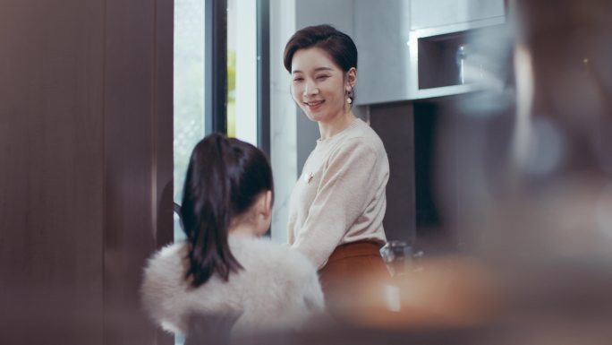 幸福家庭母女小孩喝水一家人