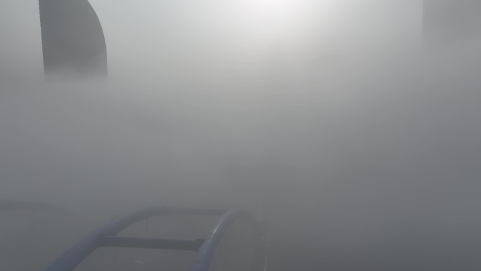 航拍大雾笼罩下的富春江二桥