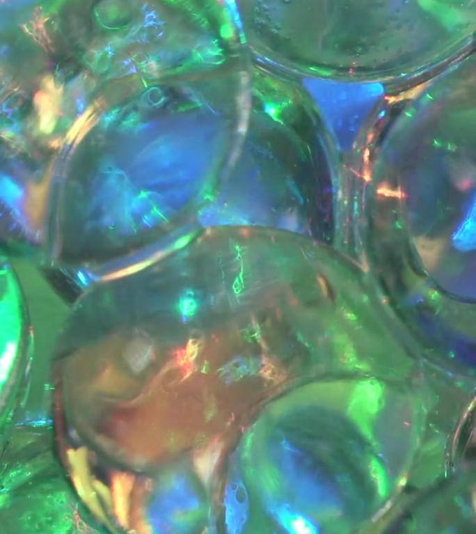 透明凝胶球包装在玻璃容器和彩色照明。