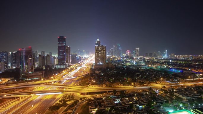 夜间照明迪拜城市景观交通道路交汇处屋顶全景4k延时阿联酋