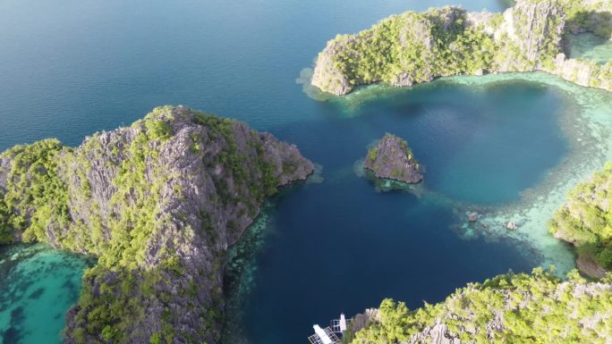 岩石小岛和阳光明媚的热带泻湖的鸟瞰图，科隆