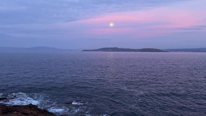 月亮摇篮曲:平静的海面上的月亮