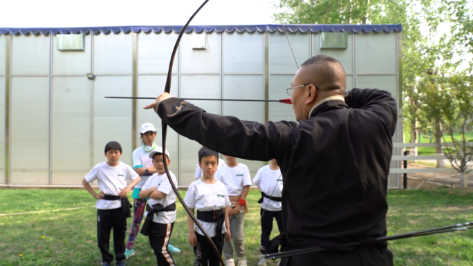 青少年在亲子乐园学习弓道知识和礼仪