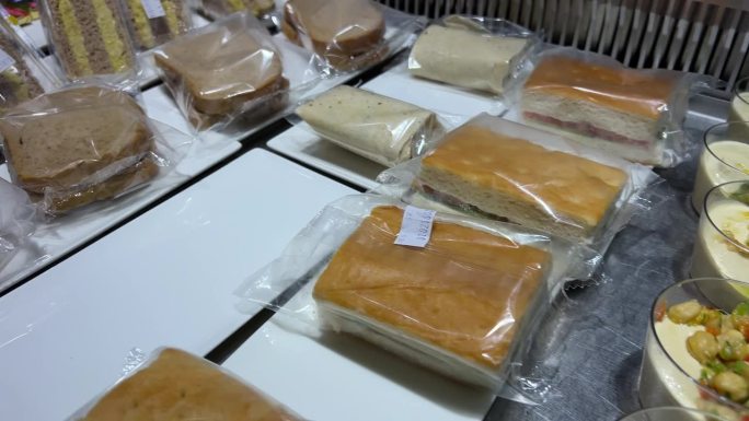 三明治和蛋糕都装在速溶塑料袋里，可以在机场的商店里分份吃沙拉作为快餐