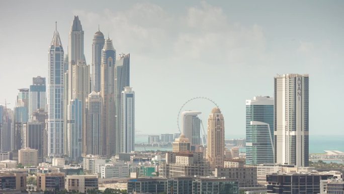 阳光明媚的日子著名的迪拜码头区摩天轮屋顶全景4k延时阿联酋