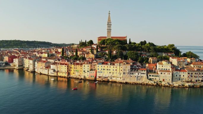 俯瞰伊斯特拉半岛，历史悠久的钟楼和建筑在克罗地亚的波雷茨老城海景。罗维尼，伊斯特拉，克罗地亚。