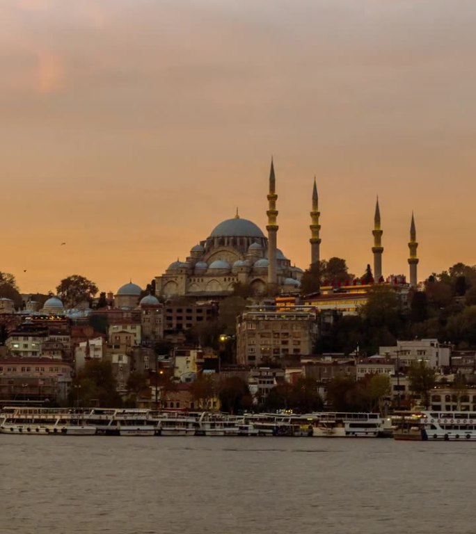 T/L伊斯坦布尔的云景交响曲:日落时分，<s:1>莱曼尼清真寺优雅地矗立在城市上空#城市灯光#金角魔