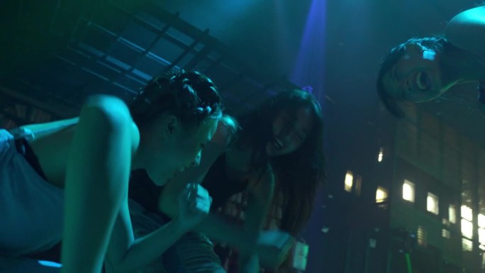 一群跳舞的亚洲朋友享受夜晚的聚会
