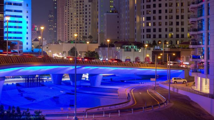 夜间照明迪拜市著名的码头市中心交通大桥全景4k延时阿联酋
