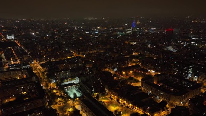 夜间照明巴塞罗那中央交通城市景观航拍全景4k西班牙