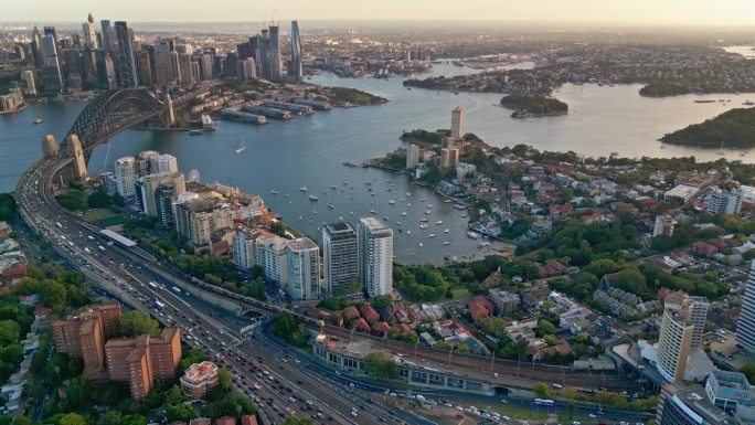 澳大利亚悉尼海港大桥、薰衣草湾和环形码头的高速公路上拥挤的交通和运输