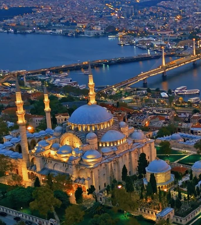 航拍伊斯坦布尔的黄昏交响曲:<s:1> leymaniye清真寺优雅地升起在城市灯光之上#CityL