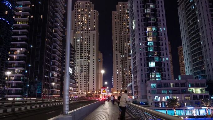 夜间照明迪拜城市码头著名的交通大桥步行全景4k延时阿联酋