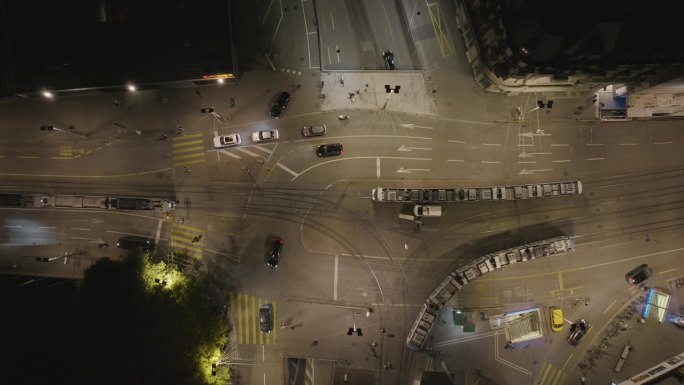 夜间照明苏黎世城市有轨电车交通街道十字路口空中俯视全景4k瑞士