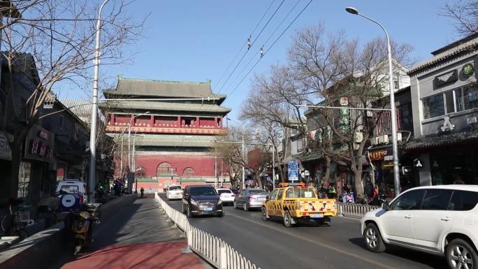 北京 鼓楼 街道上的车辆 来往的行人